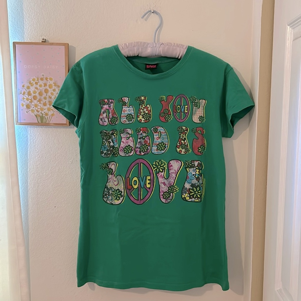 Wish All you need is love t-shirt☮️